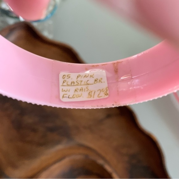 🔥5/$20🔥 Pink Vintage Plastic Bangle Bracelet with Raised Flowers. - Picture 5 of 6